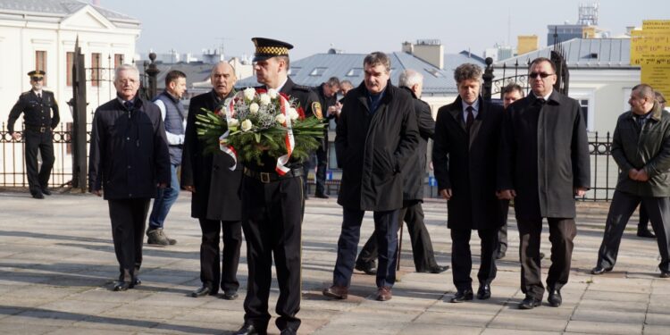 10.04.2015 Władze Kielc upamiętniły ofiary katastrofy smoleńskiej / Stanisław Blinstrub / Radio Kielce