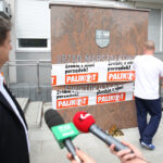 Janusz Palikot przed Urzędem Marszałkowskim w Kielcach (26 kwietnia 2015 r.) / Piotr Michalski / Radio Kielce