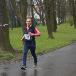 Uliczne bieganie w deszczu i wietrze (18 kwietnia 2015 r.) / Piotr Michalski / Radio Kielce