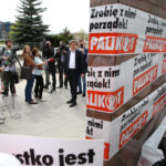 Janusz Palikot przed Urzędem Marszałkowskim w Kielcach (26 kwietnia 2015 r.) / Piotr Michalski / Radio Kielce