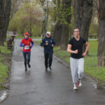 Uliczne bieganie w deszczu i wietrze (18 kwietnia 2015 r.) / Piotr Michalski / Radio Kielce