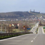 12.4.2015 Kielce. Zamek w Chęcinach po remoncie przyciąga setki turystów. U stóp wzgórza zamkowego wybudowano parking, punkt informacji turystycznej, stragany z pamiątkami, a także toalety. Powstała także oświetlona aleja wiodąca na zamek. / Robert Felczak / Radio Kielce