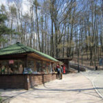 12.4.2015 Kielce. Zamek w Chęcinach po remoncie przyciąga setki turystów. U stóp wzgórza zamkowego wybudowano parking, punkt informacji turystycznej, stragany z pamiątkami, a także toalety. Powstała także oświetlona aleja wiodąca na zamek. / Robert Felczak / Radio Kielce