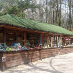 12.4.2015 Kielce. Zamek w Chęcinach po remoncie przyciąga setki turystów. U stóp wzgórza zamkowego wybudowano parking, punkt informacji turystycznej, stragany z pamiątkami, a także toalety. Powstała także oświetlona aleja wiodąca na zamek. / Robert Felczak / Radio Kielce