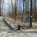 12.4.2015 Kielce. Zamek w Chęcinach po remoncie przyciąga setki turystów. U stóp wzgórza zamkowego wybudowano parking, punkt informacji turystycznej, stragany z pamiątkami, a także toalety. Powstała także oświetlona aleja wiodąca na zamek. / Robert Felczak / Radio Kielce