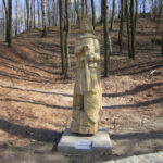 12.4.2015 Kielce. Zamek w Chęcinach po remoncie przyciąga setki turystów. U stóp wzgórza zamkowego wybudowano parking, punkt informacji turystycznej, stragany z pamiątkami, a także toalety. Powstała także oświetlona aleja wiodąca na zamek. / Robert Felczak / Radio Kielce