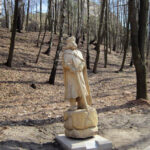 12.4.2015 Kielce. Zamek w Chęcinach po remoncie przyciąga setki turystów. U stóp wzgórza zamkowego wybudowano parking, punkt informacji turystycznej, stragany z pamiątkami, a także toalety. Powstała także oświetlona aleja wiodąca na zamek. / Robert Felczak / Radio Kielce