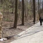 12.4.2015 Kielce. Zamek w Chęcinach po remoncie przyciąga setki turystów. U stóp wzgórza zamkowego wybudowano parking, punkt informacji turystycznej, stragany z pamiątkami, a także toalety. Powstała także oświetlona aleja wiodąca na zamek. / Robert Felczak / Radio Kielce