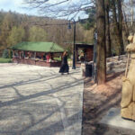 12.4.2015 Kielce. Zamek w Chęcinach po remoncie przyciąga setki turystów. U stóp wzgórza zamkowego wybudowano parking, punkt informacji turystycznej, stragany z pamiątkami, a także toalety. Powstała także oświetlona aleja wiodąca na zamek. / Robert Felczak / Radio Kielce