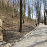 12.4.2015 Kielce. Zamek w Chęcinach po remoncie przyciąga setki turystów. U stóp wzgórza zamkowego wybudowano parking, punkt informacji turystycznej, stragany z pamiątkami, a także toalety. Powstała także oświetlona aleja wiodąca na zamek. / Robert Felczak / Radio Kielce