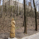 12.4.2015 Kielce. Zamek w Chęcinach po remoncie przyciąga setki turystów. U stóp wzgórza zamkowego wybudowano parking, punkt informacji turystycznej, stragany z pamiątkami, a także toalety. Powstała także oświetlona aleja wiodąca na zamek. / Robert Felczak / Radio Kielce