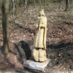 12.4.2015 Kielce. Zamek w Chęcinach po remoncie przyciąga setki turystów. U stóp wzgórza zamkowego wybudowano parking, punkt informacji turystycznej, stragany z pamiątkami, a także toalety. Powstała także oświetlona aleja wiodąca na zamek. / Robert Felczak / Radio Kielce