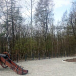 12.4.2015 Kielce. Zamek w Chęcinach po remoncie przyciąga setki turystów. U stóp wzgórza zamkowego wybudowano parking, punkt informacji turystycznej, stragany z pamiątkami, a także toalety. Powstała także oświetlona aleja wiodąca na zamek. / Robert Felczak / Radio Kielce