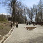 12.4.2015 Kielce. Zamek w Chęcinach po remoncie przyciąga setki turystów. U stóp wzgórza zamkowego wybudowano parking, punkt informacji turystycznej, stragany z pamiątkami, a także toalety. Powstała także oświetlona aleja wiodąca na zamek. / Robert Felczak / Radio Kielce