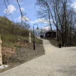 12.4.2015 Kielce. Zamek w Chęcinach po remoncie przyciąga setki turystów. U stóp wzgórza zamkowego wybudowano parking, punkt informacji turystycznej, stragany z pamiątkami, a także toalety. Powstała także oświetlona aleja wiodąca na zamek. / Robert Felczak / Radio Kielce