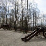 12.4.2015 Kielce. Zamek w Chęcinach po remoncie przyciąga setki turystów. U stóp wzgórza zamkowego wybudowano parking, punkt informacji turystycznej, stragany z pamiątkami, a także toalety. Powstała także oświetlona aleja wiodąca na zamek. / Robert Felczak / Radio Kielce