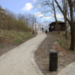 12.4.2015 Kielce. Zamek w Chęcinach po remoncie przyciąga setki turystów. U stóp wzgórza zamkowego wybudowano parking, punkt informacji turystycznej, stragany z pamiątkami, a także toalety. Powstała także oświetlona aleja wiodąca na zamek. / Robert Felczak / Radio Kielce