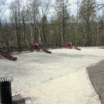 12.4.2015 Kielce. Zamek w Chęcinach po remoncie przyciąga setki turystów. U stóp wzgórza zamkowego wybudowano parking, punkt informacji turystycznej, stragany z pamiątkami, a także toalety. Powstała także oświetlona aleja wiodąca na zamek. / Robert Felczak / Radio Kielce