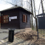 12.4.2015 Kielce. Zamek w Chęcinach po remoncie przyciąga setki turystów. U stóp wzgórza zamkowego wybudowano parking, punkt informacji turystycznej, stragany z pamiątkami, a także toalety. Powstała także oświetlona aleja wiodąca na zamek. / Robert Felczak / Radio Kielce