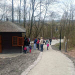 12.4.2015 Kielce. Zamek w Chęcinach po remoncie przyciąga setki turystów. U stóp wzgórza zamkowego wybudowano parking, punkt informacji turystycznej, stragany z pamiątkami, a także toalety. Powstała także oświetlona aleja wiodąca na zamek. / Robert Felczak / Radio Kielce