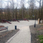 12.4.2015 Kielce. Zamek w Chęcinach po remoncie przyciąga setki turystów. U stóp wzgórza zamkowego wybudowano parking, punkt informacji turystycznej, stragany z pamiątkami, a także toalety. Powstała także oświetlona aleja wiodąca na zamek. / Robert Felczak / Radio Kielce