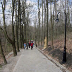 12.4.2015 Kielce. Zamek w Chęcinach po remoncie przyciąga setki turystów. U stóp wzgórza zamkowego wybudowano parking, punkt informacji turystycznej, stragany z pamiątkami, a także toalety. Powstała także oświetlona aleja wiodąca na zamek. / Robert Felczak / Radio Kielce