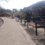 12.4.2015 Kielce. Zamek w Chęcinach po remoncie przyciąga setki turystów. U stóp wzgórza zamkowego wybudowano parking, punkt informacji turystycznej, stragany z pamiątkami, a także toalety. Powstała także oświetlona aleja wiodąca na zamek. / Robert Felczak / Radio Kielce