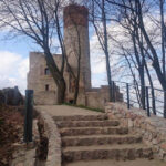 12.4.2015 Kielce. Zamek w Chęcinach po remoncie przyciąga setki turystów. U stóp wzgórza zamkowego wybudowano parking, punkt informacji turystycznej, stragany z pamiątkami, a także toalety. Powstała także oświetlona aleja wiodąca na zamek. / Robert Felczak / Radio Kielce