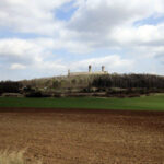 12.4.2015 Kielce. Zamek w Chęcinach po remoncie przyciąga setki turystów. U stóp wzgórza zamkowego wybudowano parking, punkt informacji turystycznej, stragany z pamiątkami, a także toalety. Powstała także oświetlona aleja wiodąca na zamek. / Robert Felczak / Radio Kielce