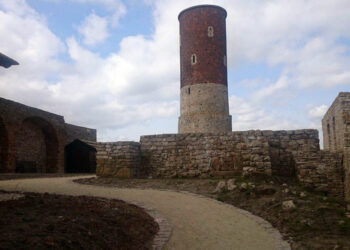 12.4.2015 Kielce. Zamek w Chęcinach po remoncie przyciąga setki turystów. U stóp wzgórza zamkowego wybudowano parking, punkt informacji turystycznej, stragany z pamiątkami, a także toalety. Powstała także oświetlona aleja wiodąca na zamek. / Robert Felczak / Radio Kielce