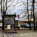 12.4.2015 Kielce. Zamek w Chęcinach po remoncie przyciąga setki turystów. U stóp wzgórza zamkowego wybudowano parking, punkt informacji turystycznej, stragany z pamiątkami, a także toalety. Powstała także oświetlona aleja wiodąca na zamek. / Robert Felczak / Radio Kielce