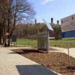 12.4.2015 Kielce. Zamek w Chęcinach po remoncie przyciąga setki turystów. U stóp wzgórza zamkowego wybudowano parking, punkt informacji turystycznej, stragany z pamiątkami, a także toalety. Powstała także oświetlona aleja wiodąca na zamek. / Robert Felczak / Radio Kielce