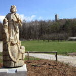 12.4.2015 Kielce. Zamek w Chęcinach po remoncie przyciąga setki turystów. U stóp wzgórza zamkowego wybudowano parking, punkt informacji turystycznej, stragany z pamiątkami, a także toalety. Powstała także oświetlona aleja wiodąca na zamek. / Robert Felczak / Radio Kielce