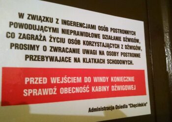 Naklejki na windach na osiedlu "Chęcińskie" / Kamil Król / Radio Kielce