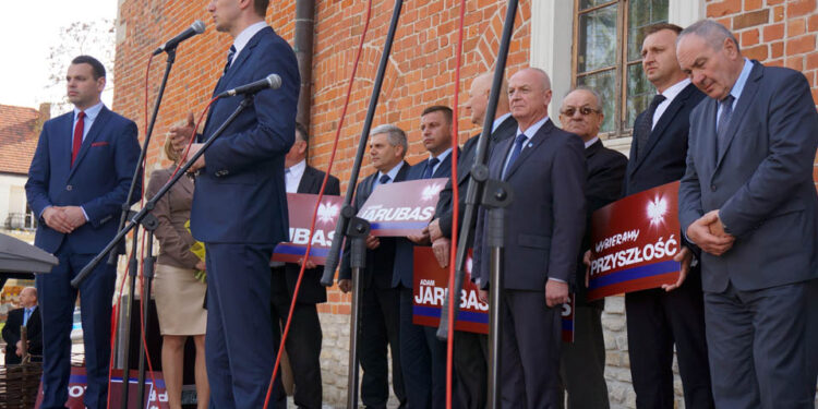 30.4.2015 Sandomierz. Adam Jarubas, kandydat PSL na prezydenta spotkał się z mieszkańcami Sandomierza i okolic. / Grażyna Szlęzak-Wójcik / Radio Kielce