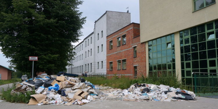 Śmieci przy szpitalu w Opatowie / Teresa Czajkowska / Radio Kielce