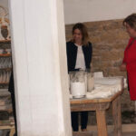 14.4.2015 Ćmielów. Swoją wizytę w naszym regionie żona Bronisława Komorowskiego rozpoczęła od pobytu w dwóch fabrykach porcelany w Ćmielowie. / Teresa Czajkowska / Radio Kielce