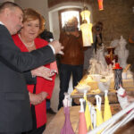 14.4.2015 Ćmielów. Swoją wizytę w naszym regionie żona Bronisława Komorowskiego rozpoczęła od pobytu w dwóch fabrykach porcelany w Ćmielowie. / Teresa Czajkowska / Radio Kielce