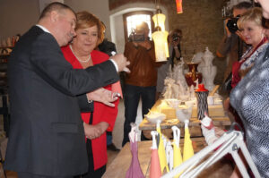 14.4.2015 Ćmielów. Swoją wizytę w naszym regionie żona Bronisława Komorowskiego rozpoczęła od pobytu w dwóch fabrykach porcelany w Ćmielowie. / Teresa Czajkowska / Radio Kielce