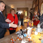 14.4.2015 Ćmielów. Swoją wizytę w naszym regionie żona Bronisława Komorowskiego rozpoczęła od pobytu w dwóch fabrykach porcelany w Ćmielowie. / Teresa Czajkowska / Radio Kielce