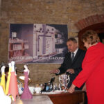 14.4.2015 Ćmielów. Swoją wizytę w naszym regionie żona Bronisława Komorowskiego rozpoczęła od pobytu w dwóch fabrykach porcelany w Ćmielowie. / Radio Kielce