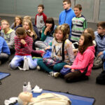 15.4.2015 Kielce. Bezpieczna woda, szkolenie z zasad bezpiecznej kąpieli i udzielania pierwszej pomocy w Targach Kielce. / Stanisław Blinstrub / Radio Kielce