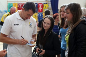 Otwarcie Centrum Rehabilitacji i Sportu UJK w Kielcach. Bramkarz Vive Tauronu Kielce Sławomir Szmal rozdał wiele autografów / Kamil Król / Radio Kielce