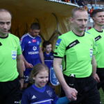 28. kolejka T-Mobile Ekstraklasy: Korona Kielce - Ruch Chorzów. Sędzia główny Marcin Borski z Warszawy (w środku) wyprowadza oba zespoły na boisko / Kamil Król / Radio Kielce