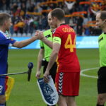 28. kolejka T-Mobile Ekstraklasy: Korona Kielce - Ruch Chorzów. Przywitanie się kapitanów obu zespołów / Kamil Król / Radio Kielce