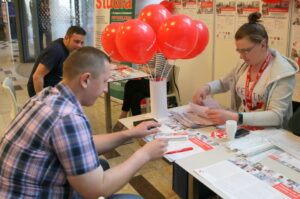 Akcja fundacji DKMS Polska podczas której rejestrowani są potencjalni dawcy szpiku kostnego i komórek macierzystych. / Kamil Król / Radio Kielce