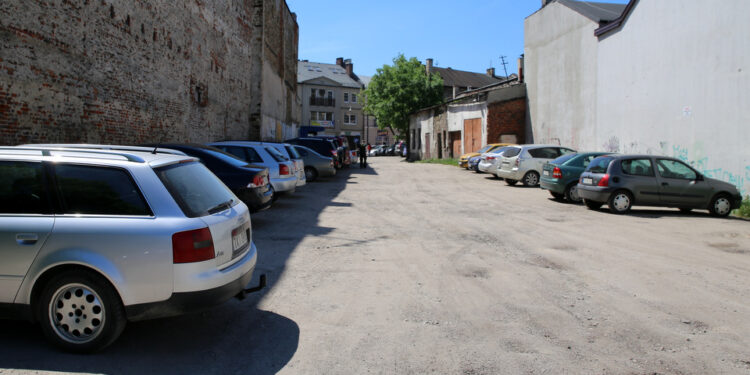 Parking pomiędzy ulicami Bodzentyńską, a Kaczyńskiego w Kielcach / Kamil Król / Radio Kielce