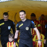 26. kolejka T-Mobile Ekstraklasy: Korona Kielce - Górnik Łęczna. Sędzia główny Tomasz Kwiatkowski z Warszawy (w środku) wyprowadza oba zespoły na murawę boiska / Kamil Król / Radio Kielce