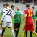 26. kolejka T-Mobile Ekstraklasy: Korona Kielce - Górnik Łęczna. Zawodnicy obu drużyn witają się przed meczem / Kamil Król / Radio Kielce