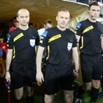 30. kolejki T-Mobile Ekstraklasy: Korona Kielce - Lechia Gdańsk. Sędzia główny spotkania Marcin Borski (w środku) wyprowadza oba zespoły na boisko / Kamil Król / Radio Kielce